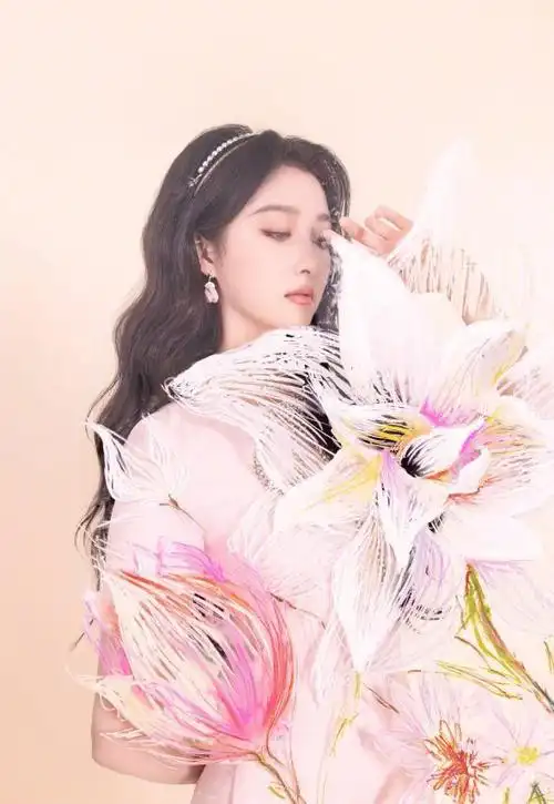 关晓彤剪短发化身知性贵妇穿抹胸蓝裙拍海岛写真满屏的大长腿