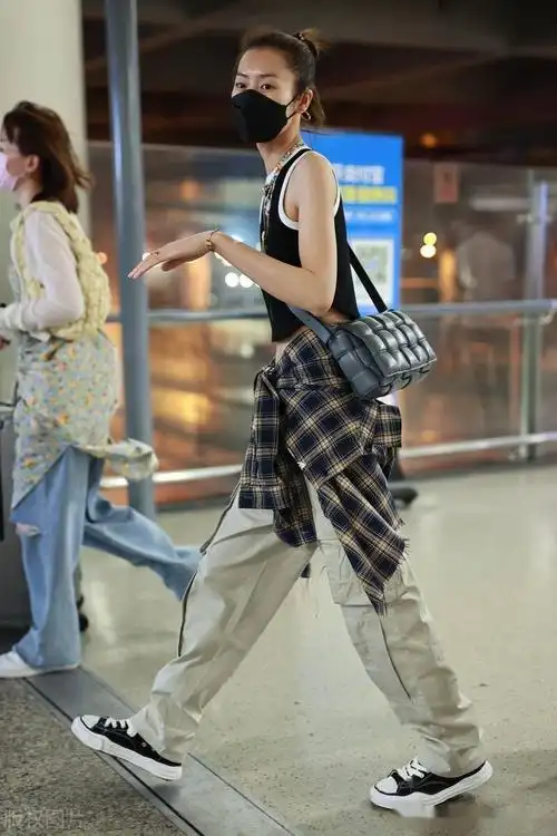2021年10日10日,刘雯机场街拍.