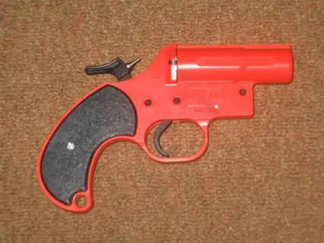 信号枪能让人致死吗?二战德军神操作,信号枪还能当反坦克武器