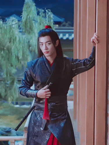 肖公子的一颦一笑,像极了我的心上人. 他眼里藏着星河,笑里藏着月光.