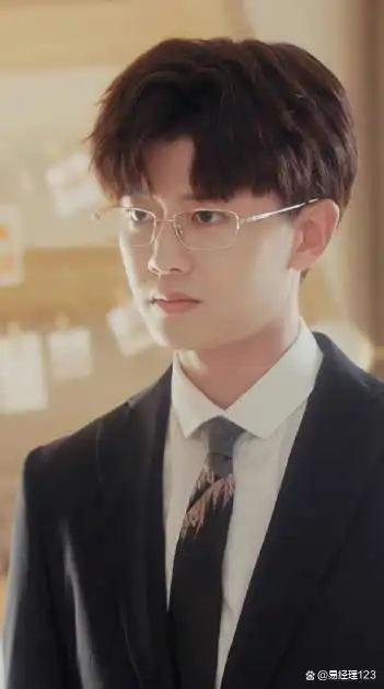 来看看戴眼镜的任嘉伦吧帅!