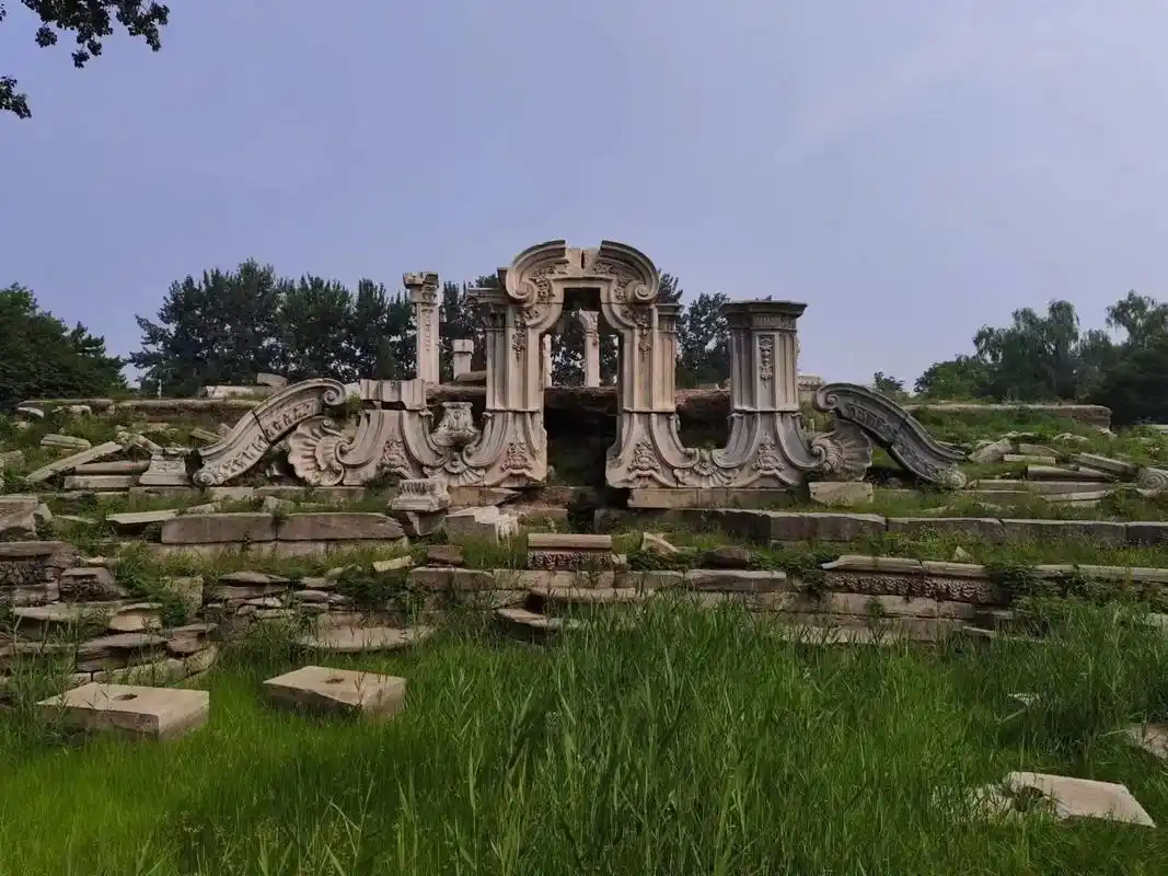 孩子们去了历史书中的圆明园, 看着发来的照片, 一半惊艳,一半叹息