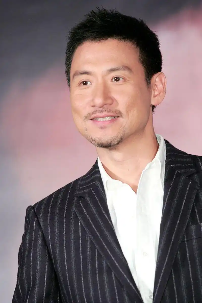 "歌神"张学友,聊起娱乐圈移民现象,摇头说:我身边确实有不少朋友,都去