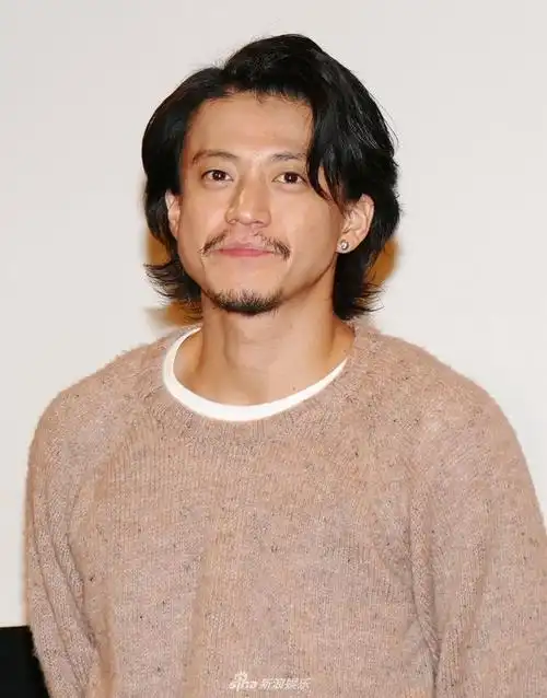 油腻的中年男子!小栗旬画风突变不敢认