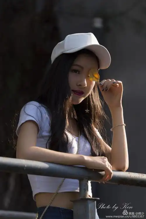 摄影 人像外拍点评 小动作,小道具,小情绪的瞬间捕捉,非常漂亮,是一张