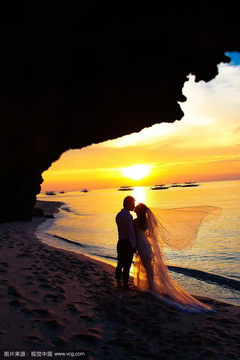 海边情侣