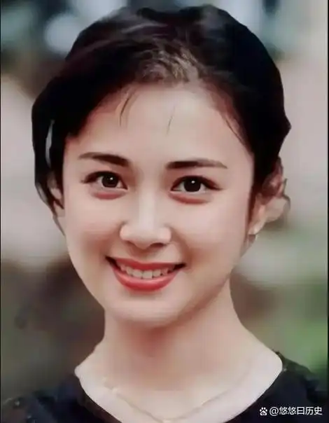 傅艺伟的颜值不输任何一位女演员,被誉为"新疆第一美女"