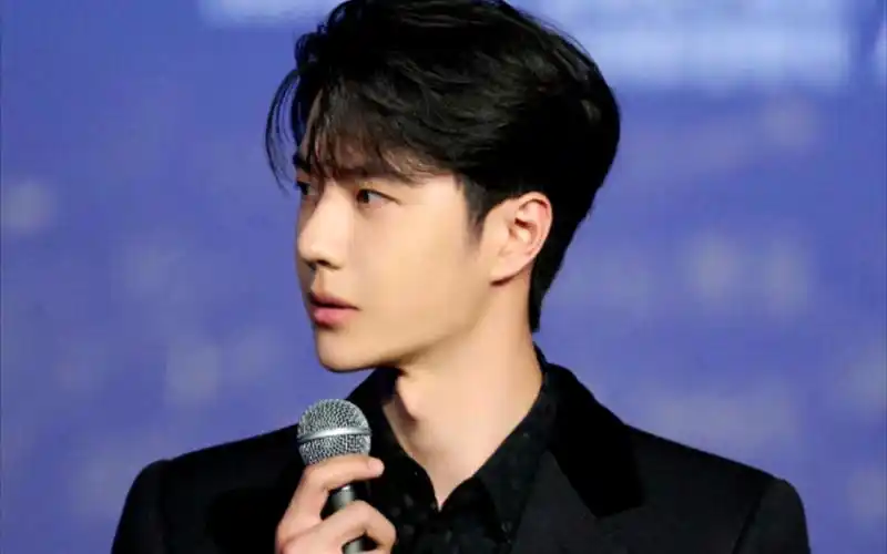 王一博抖音奇遇夜出场 签名 接受采访.《热烈》来了,我们的陈烁来了!