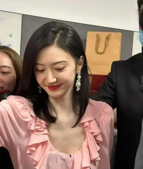 景甜不止是赢在气质上的高级和长相上的"富贵花"气韵,搭配上的小细节