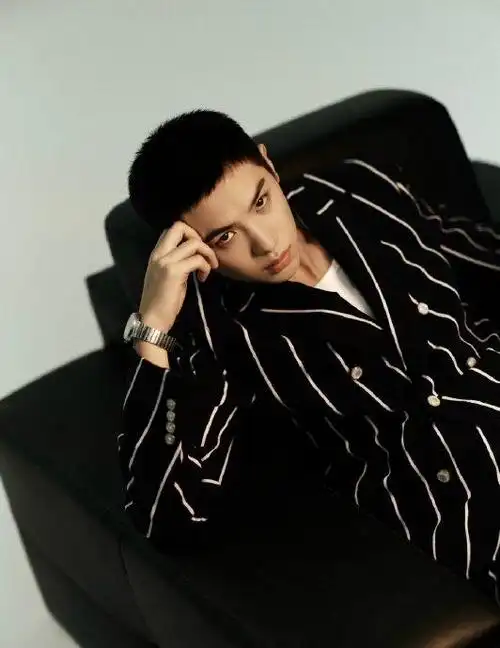 电影《沙漏》主演黄明昊寸头造型亮相 开幕红毯!