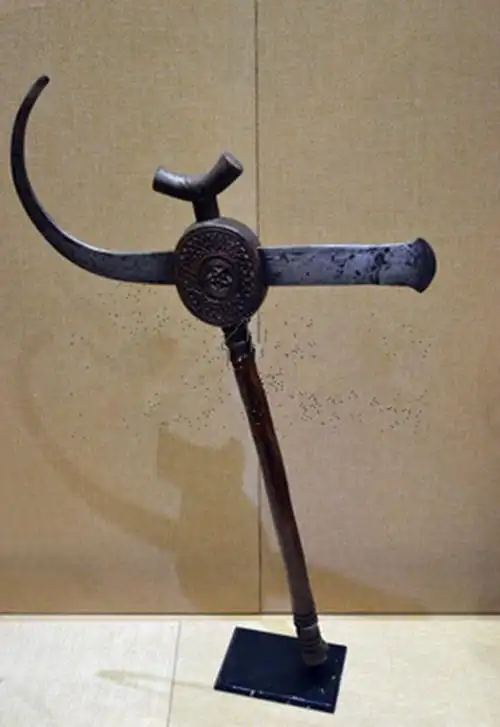 世界怪异三兵器:中非啄胸钩首很疯狂,中国百米内将其射个透心凉