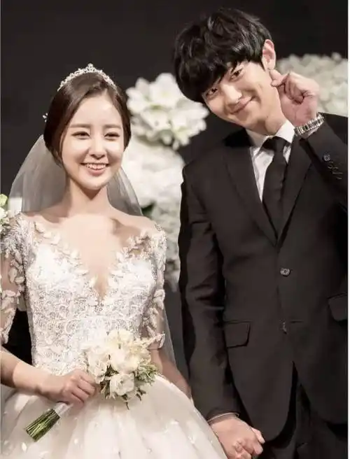 灿烈要当舅舅了?姐姐朴宥拉晒照,微隆小腹引猜测_裙子_显得_照片