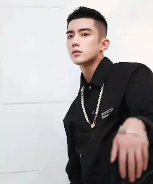 夏季男生流行发型 潮男必剪的男生短发