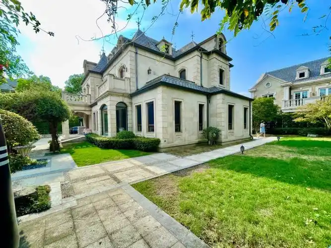 圣堡别墅法式风格独栋新装修可拎包入住