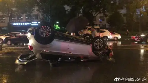 长沙一小车转弯翻车四脚朝天车身破碎