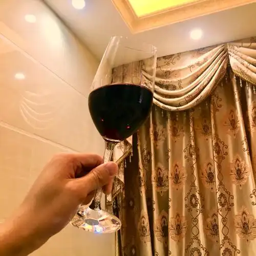 安静的夜晚一杯红酒的陪伴