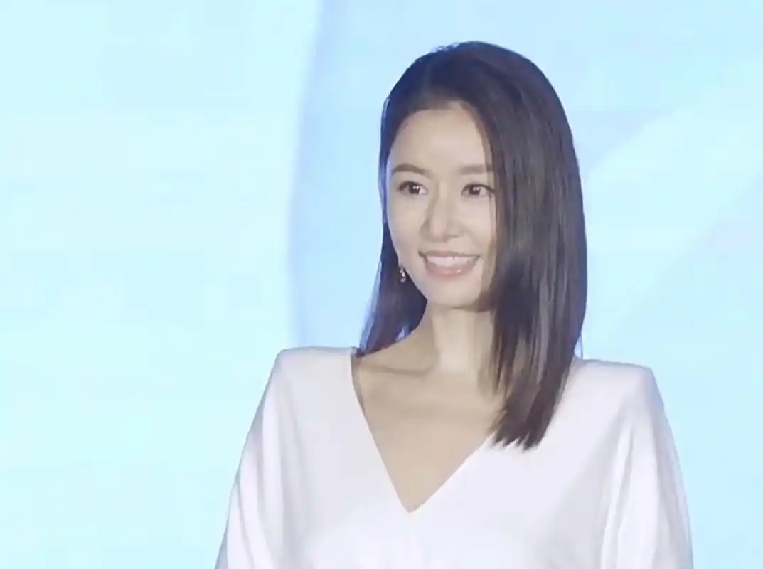 林心如出席活动笑容满面,发型一成不变但颜值能打.