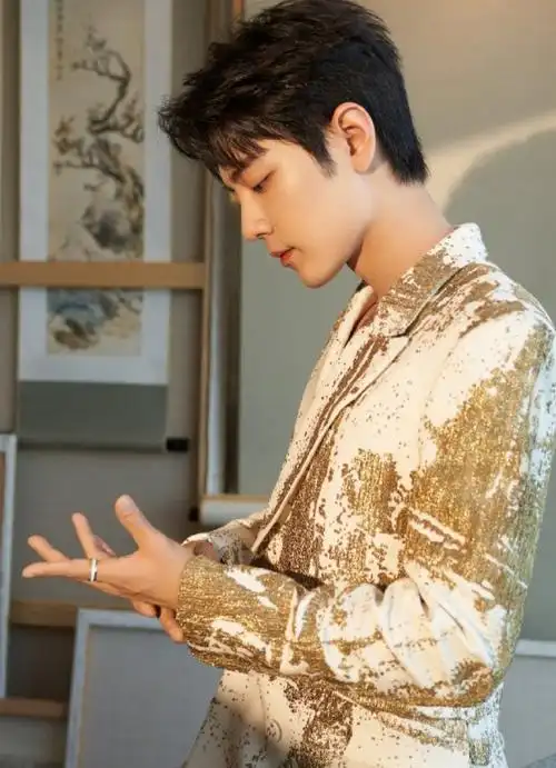 谁让我皇越来越魅惑呢~#微博之夜##肖战