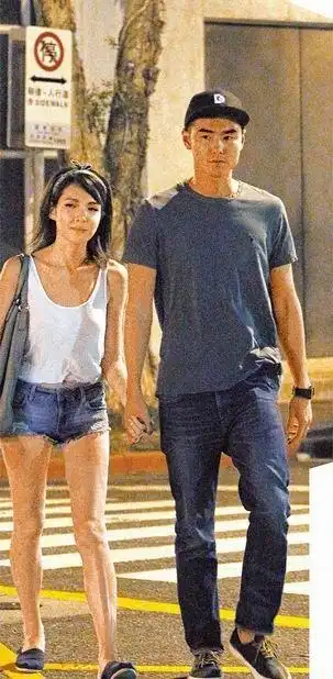 阮经天与女友许玮宁甜蜜约会深夜牵手散步图