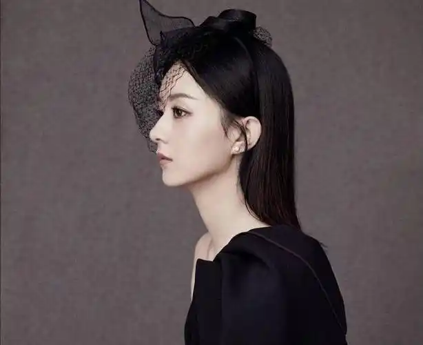 但却是非常耐看有气质的,她的侧脸照常常透露着一种岁月静好的感觉