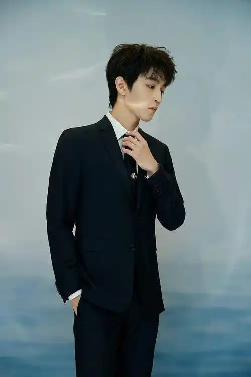 王俊凯亮相2021年金鸡百花电影节开幕式西装革履尽显风度