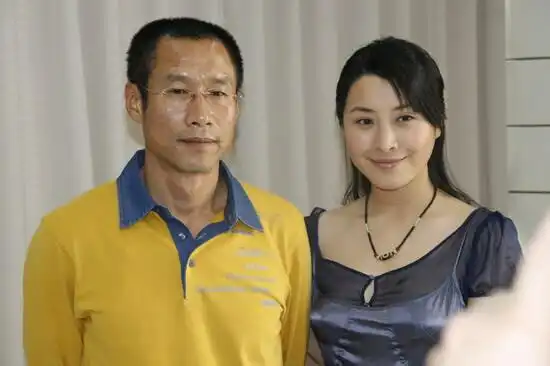 刘佩琦的努力引起了王好为导演的注意,她筹拍影片《村路带我回家》时