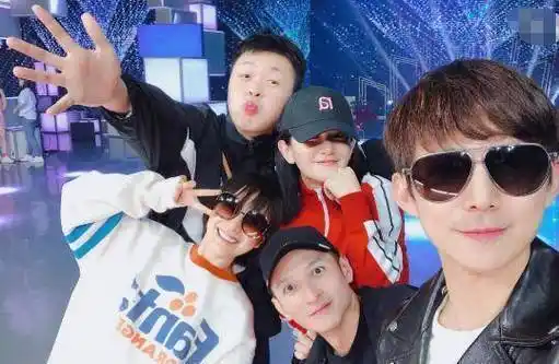 谭松韵穿白纱裙模仿王心凌扮可爱,脸嫩哪像30岁_张新成_白色_绿色