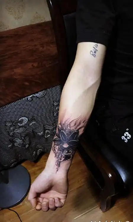 手臂暗黑莲花纹身图案