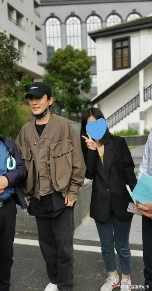 朱一龙在母校门口磨保安放风,纯素颜到处溜达,被"罚抄"了一通