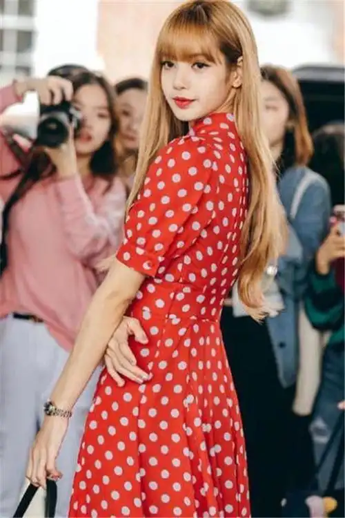 lisa晒全新红色发照松紧裤子却意外抢镜网友普通人难驾驭