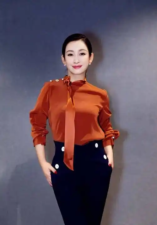 44岁秦海璐一袭薄纱时尚裙,不惧深v秀身材,网友:这台词太过瘾了_衣服