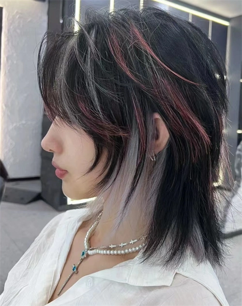 黑红拼接染的设计,使得鲻鱼头更夸张亮眼,短发的层次分明.