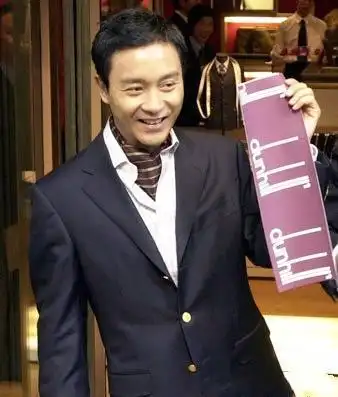 其实张国荣身高也就173cm左右,不算高也不矮,然而他能够演绎各类风格