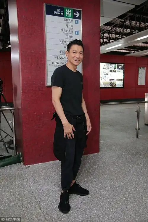 57岁刘德华身材健硕精神好