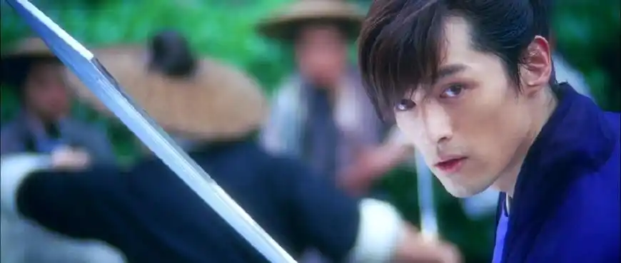 胡歌在《剑蝶》中扮演的是与祝言之(蔡卓妍饰)青梅竹马的马承恩,他