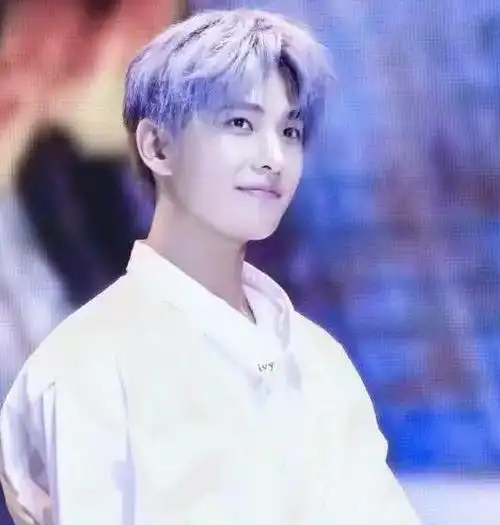 杨洋尝试"奶奶灰"发色?看到新的形象后,网友:早这样多好!