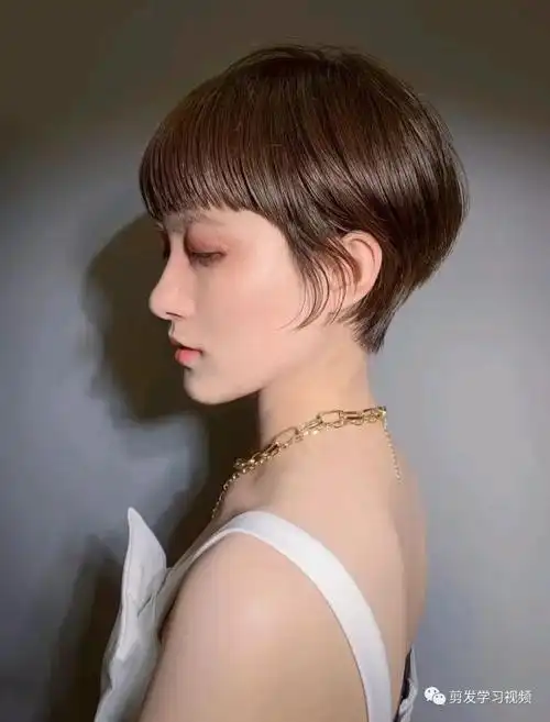 2021夏天流行后脖子长漏耳短发