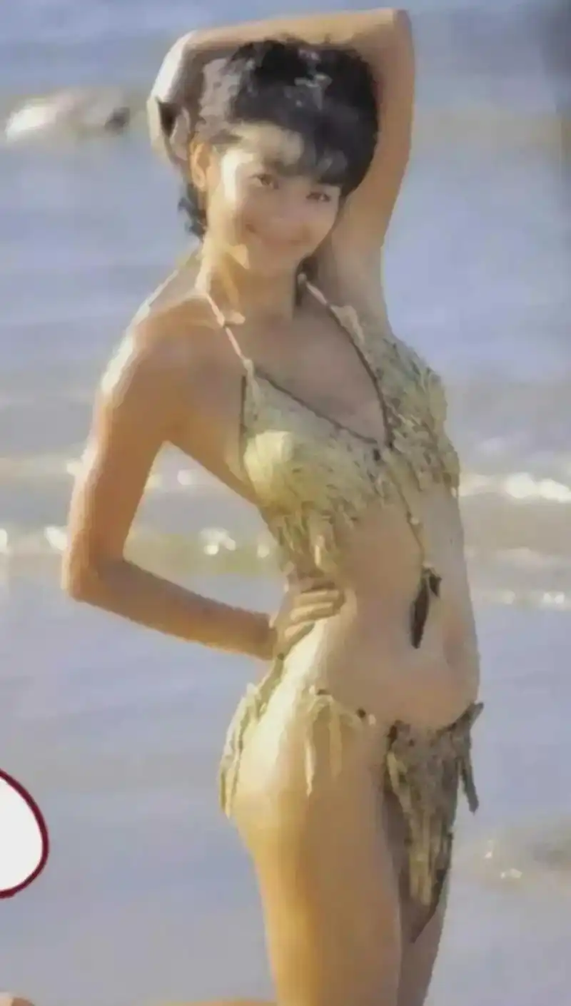 林青霞的泳装照:勇敢展示自己的美 林青霞22岁时留下了这组泳装照,她