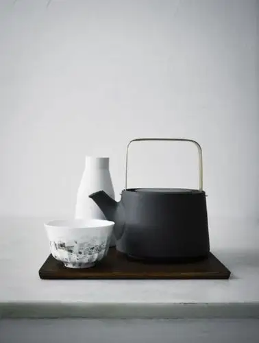 一组来自设计师anna lerinder颇有禅意的生活器皿设计作品,器物有魂灵