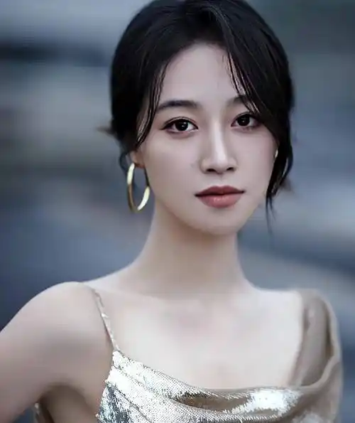 蓝盈莹一身金背裙美得让人心跳加速!