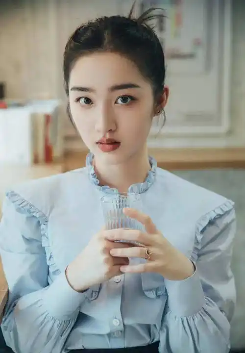 2000后小花邓恩熙时尚杂志封面照曝光!