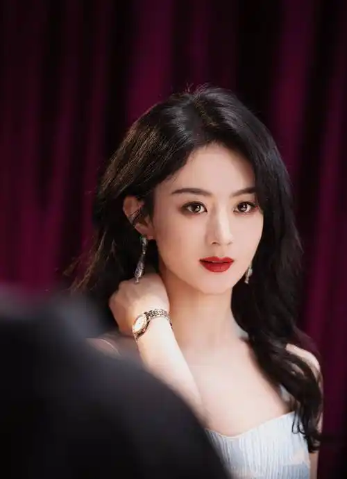 赵丽颖最新造型,身穿蓝色云朵高定礼裙,尽显优雅大方的迷人气质_颖宝