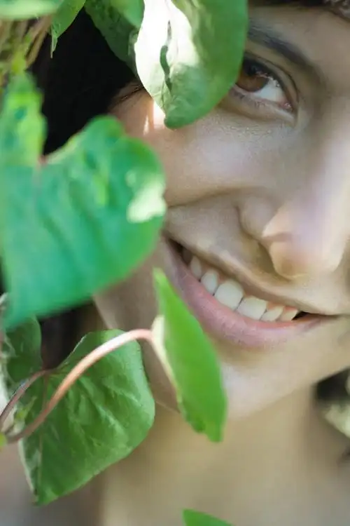 笑,微笑,露齿笑,竖图,室外,特写,白天,正面,叶子,阴影,光线,影子,绿叶