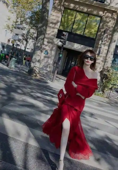 许多女明星一直都在减肥,觉得越瘦越好,戚薇的身高和体重在女艺人当中