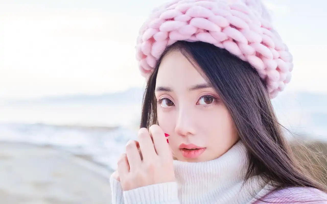 清纯美女冬日雪地里唯美写真桌面壁纸