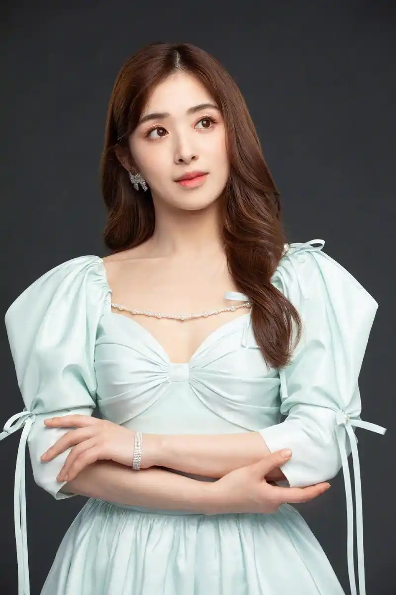 张含韵也太会保养了穿鎏光礼服裙温柔高贵32岁看着像00后