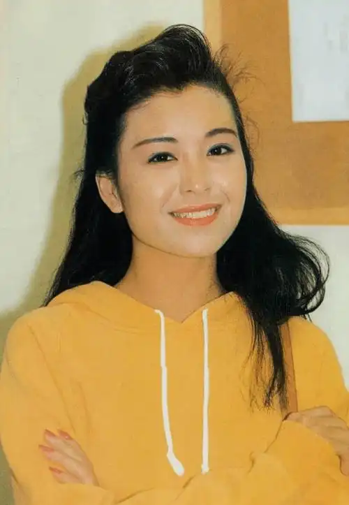 伍咏薇年轻时,容貌出了名地美.