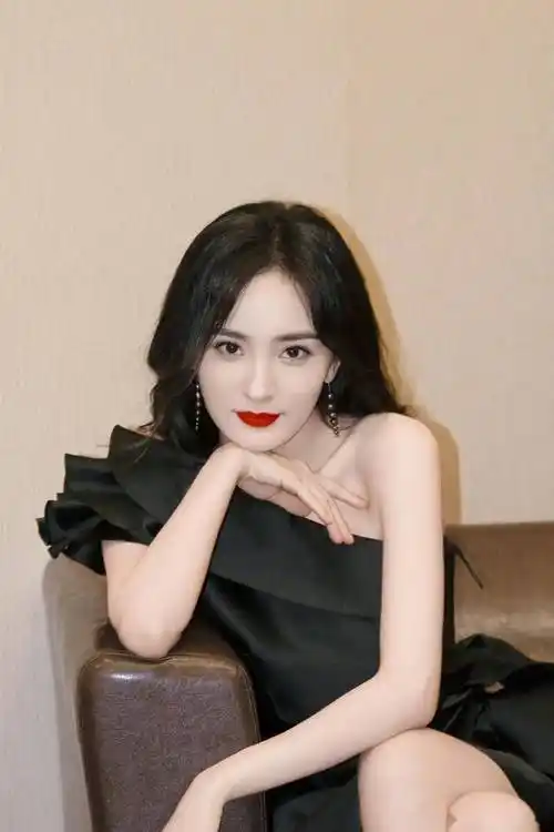 杨幂美貌升级:37岁如少女般饱满,才华与颜值并存,这世界谁能hold住?