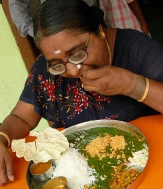 这幅漫画被贴在印度某餐厅的卫生间中,图中介绍的是印度人大便后如何