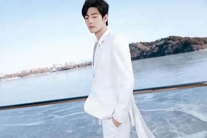 肖战今日网络视听盛典造型身穿白色西装的白马王子